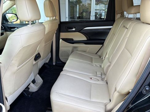 Used 2017 Toyota Highlander XLE FWD image 11