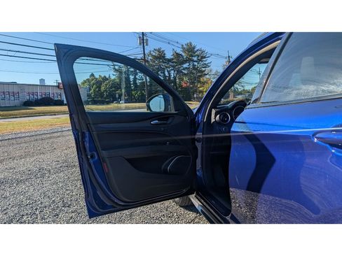 Used 2022 Alfa Romeo Stelvio Ti image 9