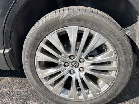 Used 2023 Toyota Venza Limited image 13