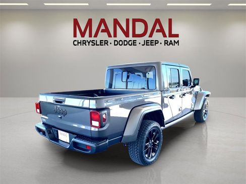 Used 2025 Jeep Gladiator Nighthawk image 6