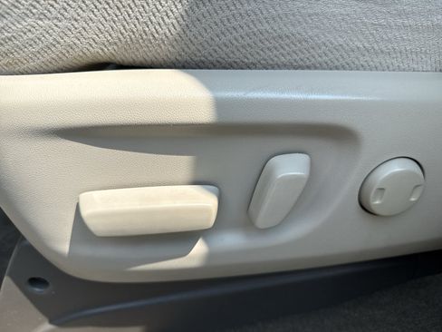Used 2013 Toyota Sienna LE w/ Towing Pkg FWD image 11