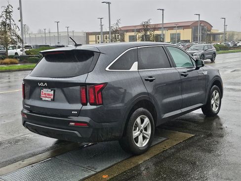Used 2023 Kia Sorento LX image 5