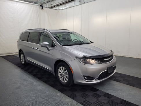 Used 2017 Chrysler Pacifica Touring-L FWD image 13
