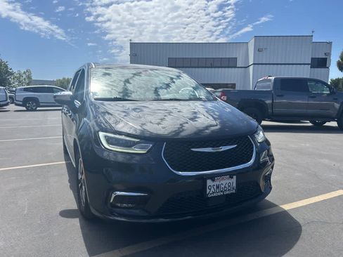 Used 2023 Chrysler Pacifica Limited FWD image 1