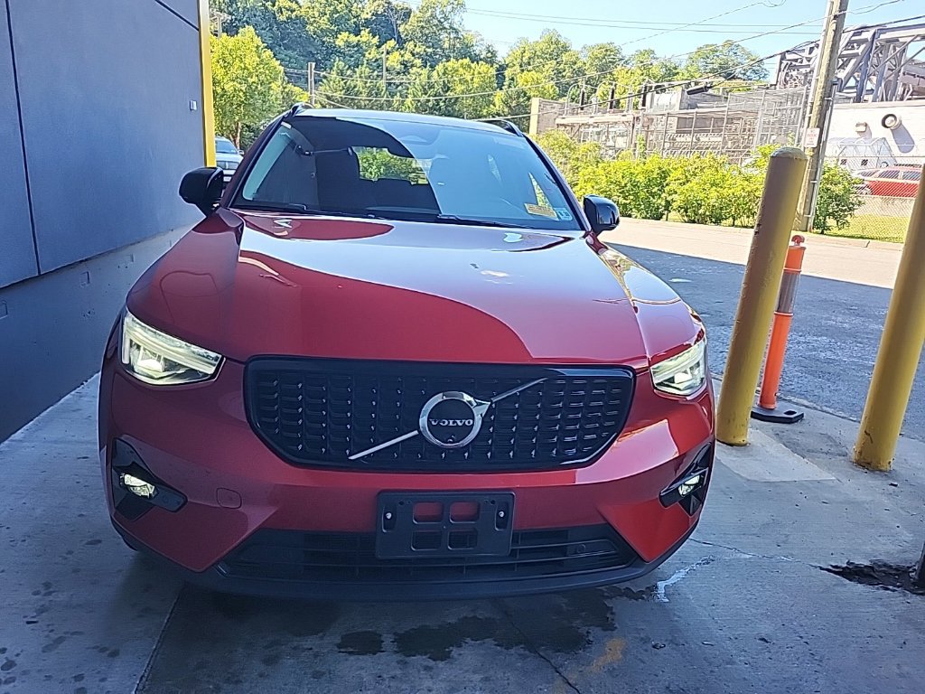 Certified 2025 Volvo XC40 B5 Plus AWD/4WD image 7