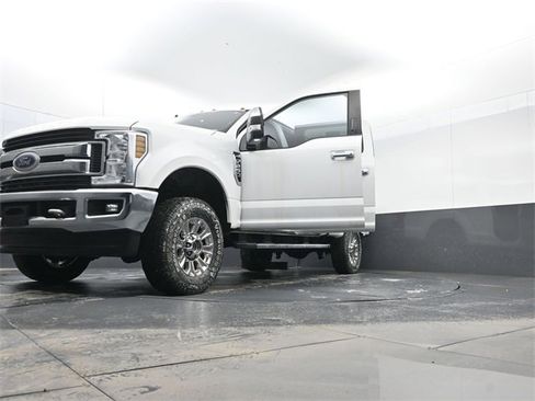 Used 2019 Ford F250 XLT w/ XLT Premium Package image 34