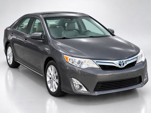 Used 2014 Toyota Camry XLE w/ Leather Package FWD image 17