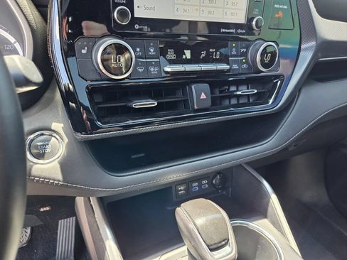 Used 2022 Toyota Highlander XSE FWD image 26