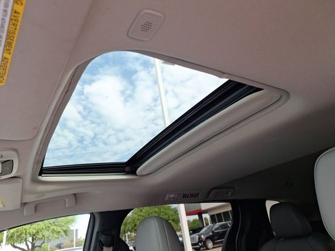 Used 2025 Toyota Sienna XLE image 30