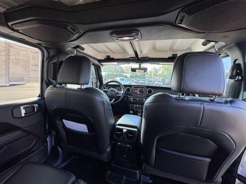 Used 2018 Jeep Wrangler Unlimited Sahara AWD/4WD image 22