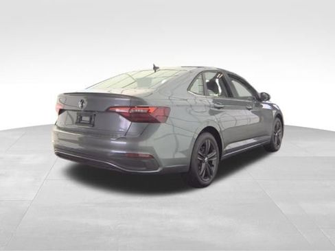 Used 2024 Volkswagen Jetta SE w/ Panoramic Sunroof Package FWD image 4