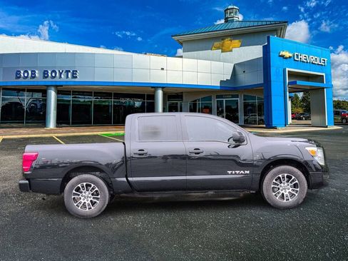 Used 2023 Nissan Titan SV RWD image 2