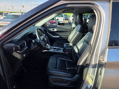 Used 2021 Ford Explorer XLT w/ Equipment Group 202A AWD/4WD image 18