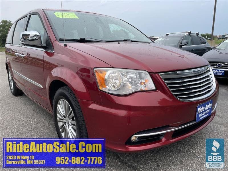 Used 2013 Chrysler Town & Country Touring-L w/ Driver Convenience Group FWD image 3