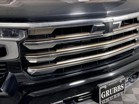 Used 2022 Chevrolet Silverado 1500 High Country w/ Technology Package AWD/4WD image 36