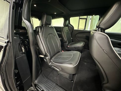 Used 2026 Chrysler Pacifica Limited w/ S Appearance Package FWD image 19