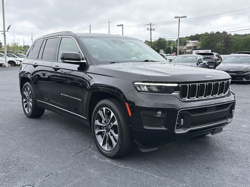 Used 2023 Jeep Grand Cherokee Overland w/ Luxury Tech Group IV AWD/4WD image 3