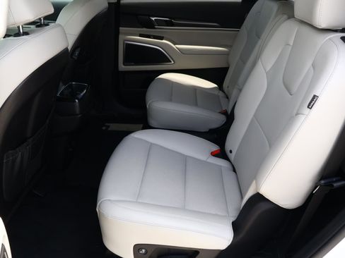 Used 2025 Kia Telluride S FWD image 19