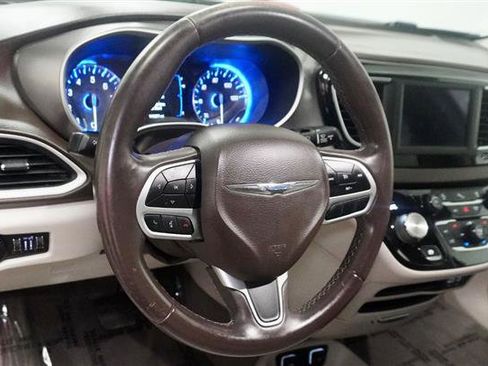 Used 2018 Chrysler Pacifica Touring-L image 11