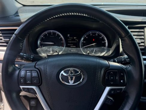 Used 2017 Toyota Highlander SE AWD/4WD image 11