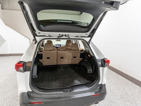 Used 2021 Toyota RAV4 XLE w/ Convenience Package image 29