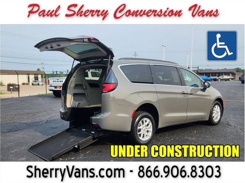 Used 2025 Chrysler Pacifica Select FWD image 1