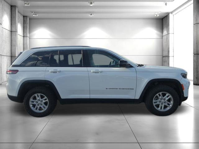 Used 2023 Jeep Grand Cherokee Laredo AWD/4WD image 5
