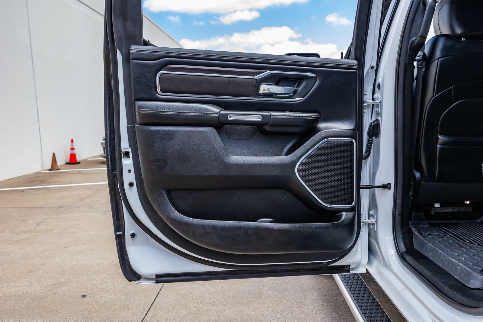 Used 2025 RAM 1500 Laramie AWD/4WD image 39