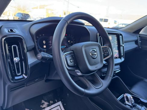 Used 2024 Volvo XC40 B5 Plus image 22