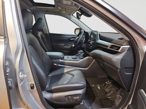 Used 2024 Toyota Highlander XLE FWD image 17