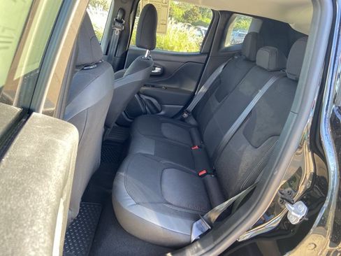 Used 2023 Jeep Renegade Latitude AWD/4WD image 16