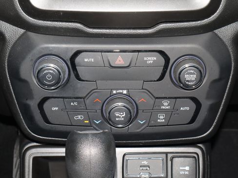 Used 2019 Jeep Renegade Latitude image 11