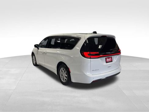 Used 2025 Chrysler Pacifica Select FWD image 3