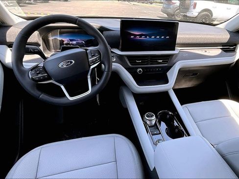 New 2026 Ford Explorer Platinum image 5