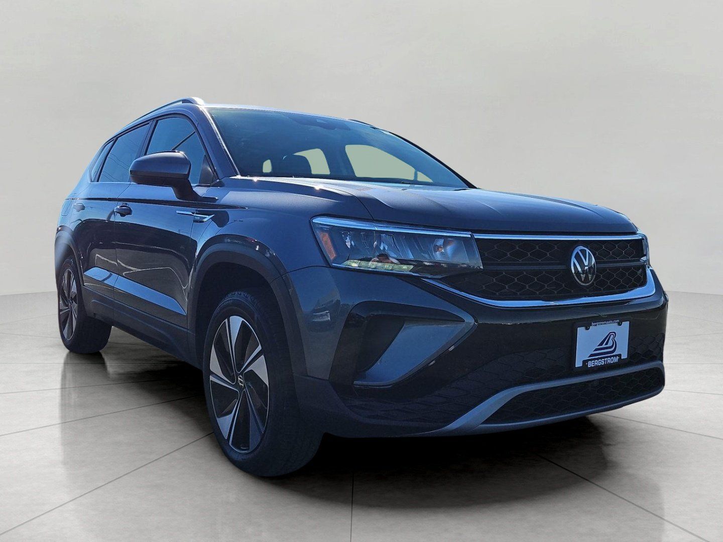 Used 2024 Volkswagen Taos SE AWD/4WD image 1