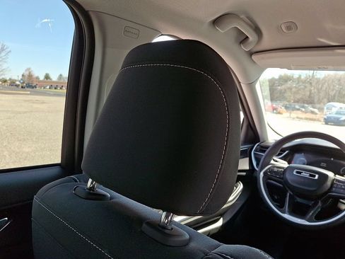 Used 2023 Jeep Grand Cherokee Laredo AWD/4WD image 14