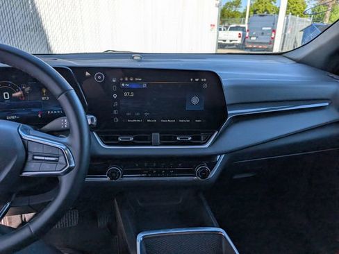 Used 2025 Chevrolet Equinox LT AWD/4WD image 3