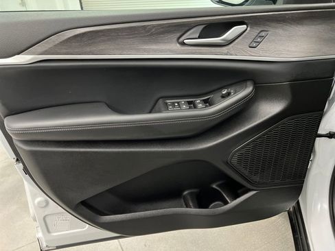 Used 2024 Jeep Grand Cherokee L Limited w/ Luxury Tech Group II image 11