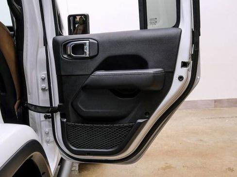 Used 2022 Jeep Wrangler Unlimited Rubicon AWD/4WD image 76