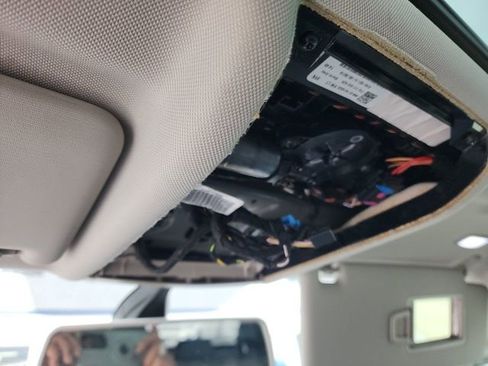 Used 2020 Volkswagen Tiguan SE w/ Panoramic Sunroof Package image 27