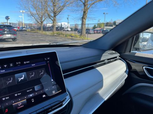 Used 2025 Jeep Compass Limited image 37