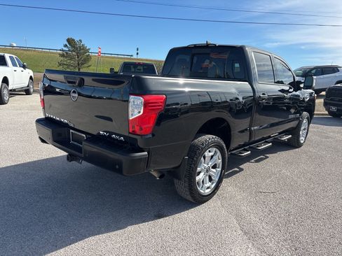 Used 2023 Nissan Titan SV w/ SV Convenience Package image 5