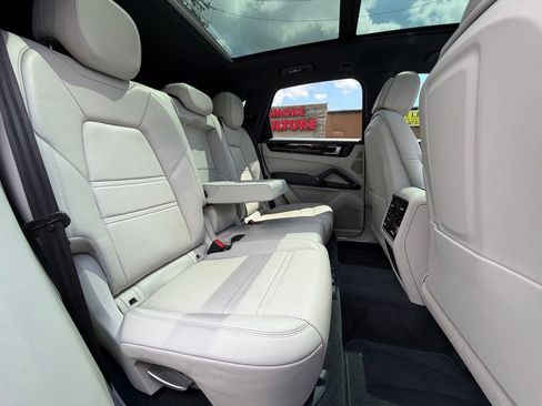 Used 2021 Porsche Cayenne AWD/4WD image 27