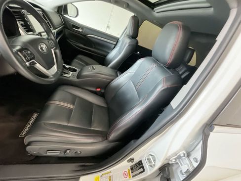 Used 2019 Toyota Highlander SE w/ Carpet Mat Package (TMS) AWD/4WD image 11