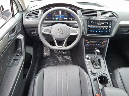 Used 2023 Volkswagen Tiguan SE image 12