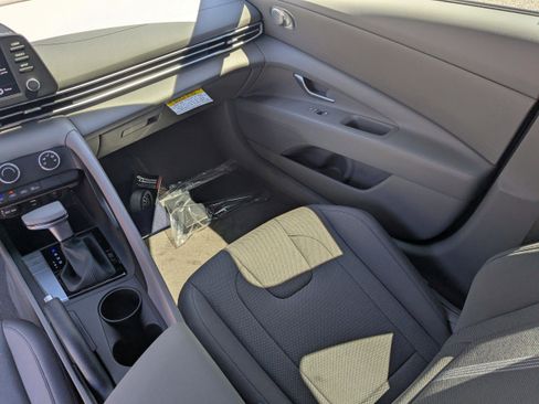 New 2025 Hyundai Elantra SE w/ Cargo Package FWD image 18