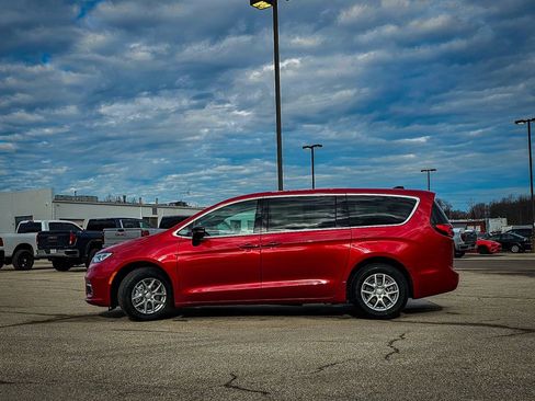 New 2026 Chrysler Pacifica Select image 7