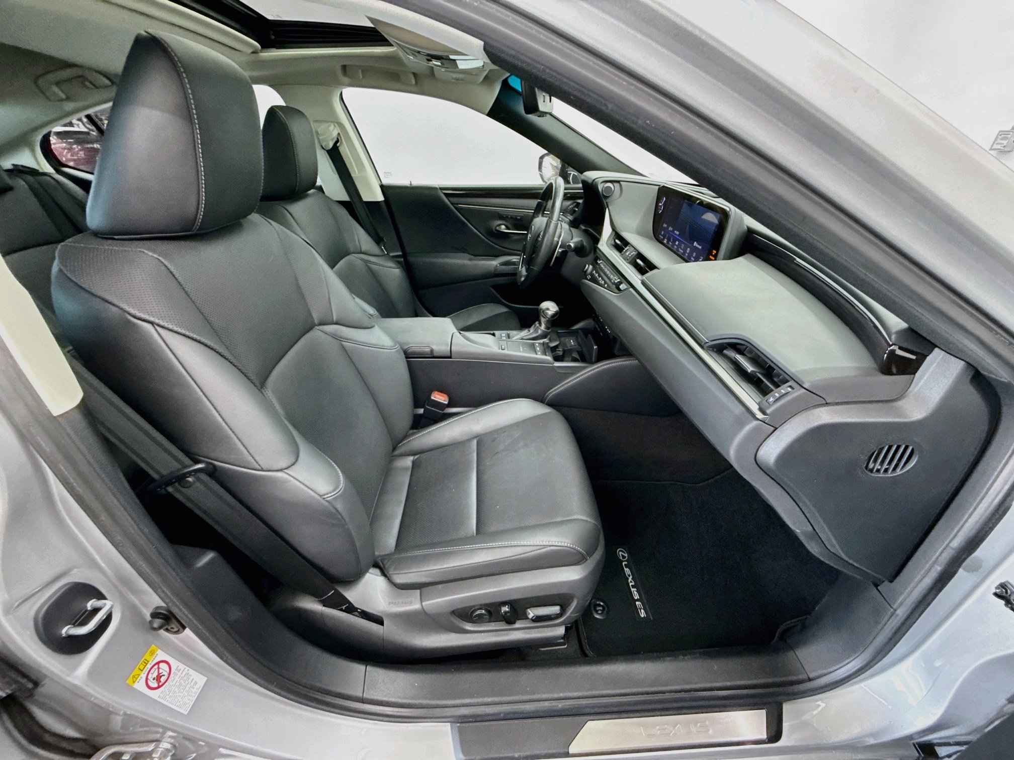 Used 2019 Lexus ES 300h w/ Premium Package FWD image 32