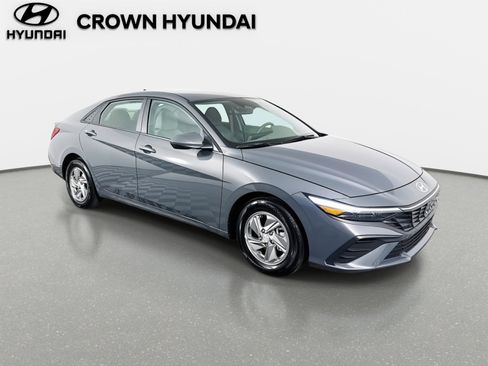 Certified 2025 Hyundai Elantra SE image 3