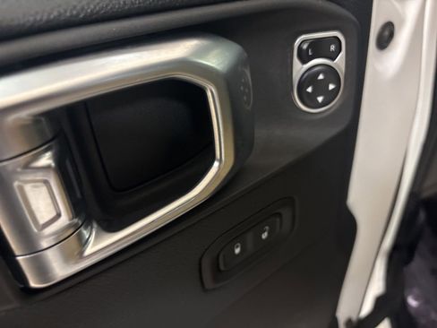 Used 2018 Jeep Wrangler Unlimited Sahara AWD/4WD image 25